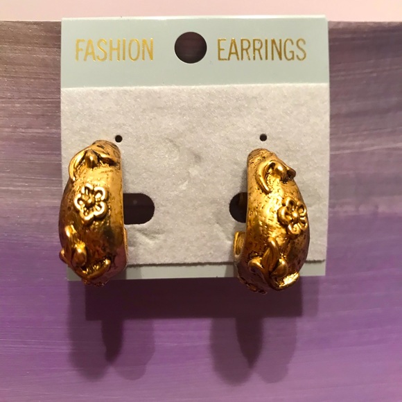 Jewelry - NWT Vintage Gold Drop Earrings Screw Back Clip-On